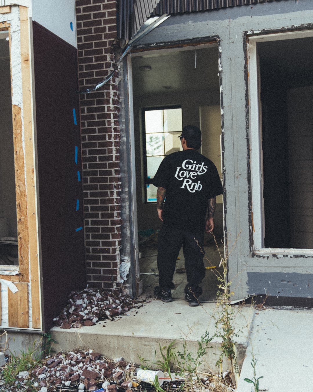Girls Love Rnb Black Tee - trainofthoughtcollective